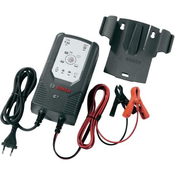 Устройство зарядное Bosch C7018999907М Устройство зарядное Bosch C7018999907МУстройство Bosch C7 сконструировано для заряда открытых и множества закрытых свинцово-кислотных аккумуляторов, которые используются в легковых автомобилях, мотоциклах и некоторых других транспортных средствах. Емкость аккумулятора при этом составляет от 12 В (14 Ач) до 12 В (230 Ач) или от 24 В (14 Ач) до 24 В (120 Ач). Специальная концепция устройства обеспечивает повторный заряд аккумулятора почти на 100% его емкости. Зарядное устройство имеет в общей сложности 6 режимов заряда для различных аккумуляторов в различных состояниях. Благодаря этому обеспечивается эффективный и надежный заряд. Высокоэффективные защитные меры, предотвращающие неправильное использование и возникновение короткого замыкания, обеспечивают безопасную работу. Благодаря интегрированной схеме зарядное устройство начинает заряд лишь через несколько секунд после выбора режима заряда. За счет этого предотвращаются искры, часто возникающие во время подключения. Кроме того, управление зарядным...