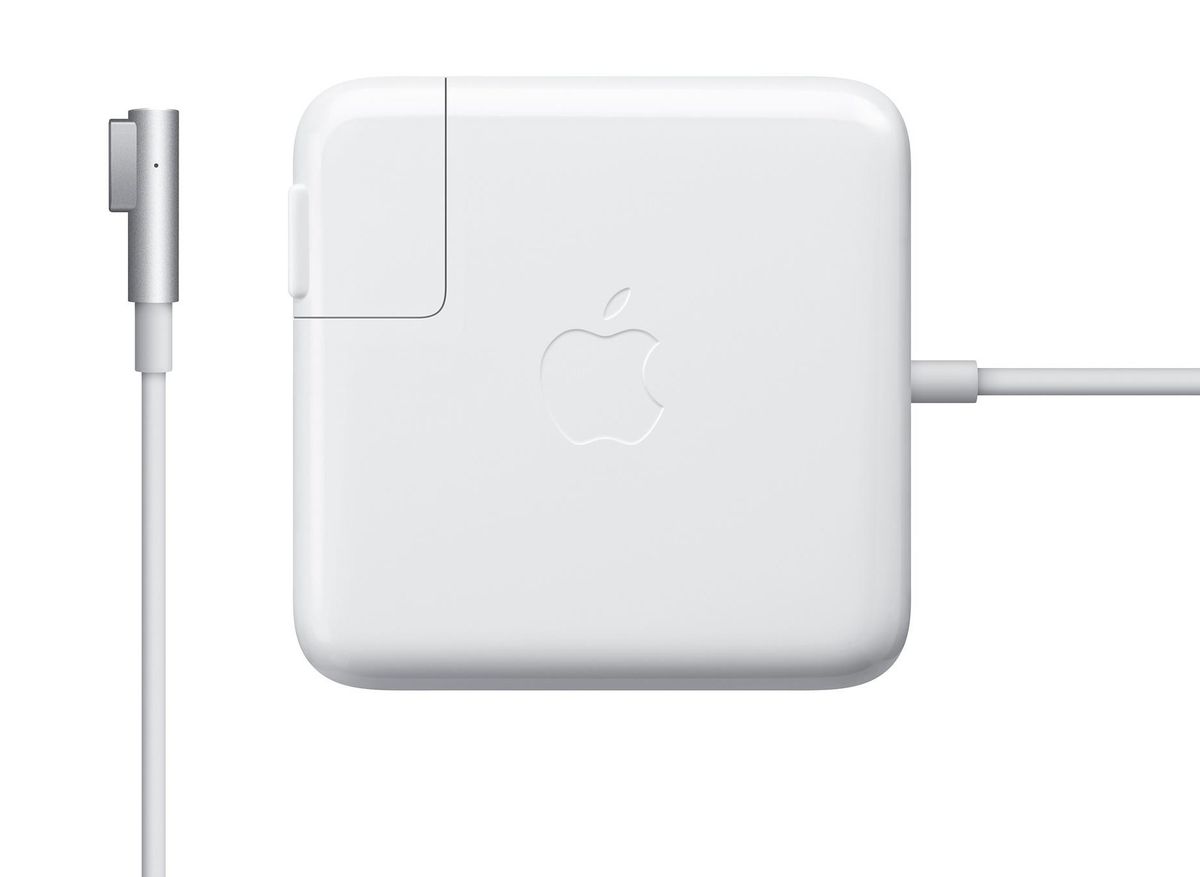 Apple MagSafe для MacBook/MacBook Pro 13 зарядное устройствоMC461Z/A Apple MagSafe для MacBook/MacBook Pro 13 зарядное устройствоMC461Z/AАдаптер питания Apple MagSafe мощностью 60 Вт оснащён магнитным разъёмом. Если кто-то случайно наступит на кабель, он просто отсоединится, а ваш MacBook Pro останется на месте. Это также помогает избежать преждевременного износа кабелей. Кроме того, магнитный разъём обеспечивает быстрое и надёжное подключение к системе. При правильном подключении на разъёме загорается светодиод. Жёлтый цвет означает, что ноутбук заряжается, а зелёный показывает, что он полностью заряжен. Кабель питания, прилагающийся к адаптеру, даёт максимальное пространство для манёвра, а штепсельная вилка для розетки переменного тока (также входит в комплект) позволяет путешествовать налегке. Apple MagSafe удобно брать с собой в дорогу: кабель можно намотать на устройство и таким образом сэкономить место.
