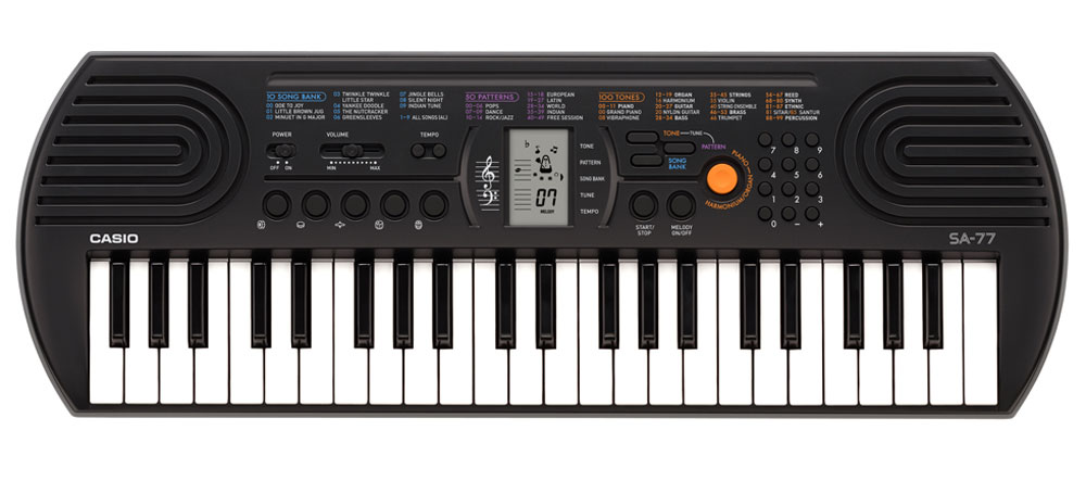 Casio SA-77, Gray цифровой синтезаторSA-77 Casio SA-77, Gray цифровой синтезаторSA-77Цифровой синтезатор Casio SA-77 с 44 клавишами предлагает всем начинающим уникальные музыкальные возможности. 100 тембров, 50 стилей, встроенные композиции для обучения, новейший звуковой процессор с серьезной для таких синтезаторов 8-ми нотной полифонией, а также ЖК дисплей, помогающий с первых шагов разобраться в 2-х строчной нотной грамоте – все это делает инструмент отличным помощником для начинающего музыканта. Ваше любимое звучание одним нажатием: кнопка переключения фортепиано / органа дает возможность быстрого выбора звучания. Для переключения достаточно нажать на кнопку. Обширный репертуар из 100 тембров предлагает великолепное качество. Мелодии на каждый вкус: 100 мелодий для разучивания дают возможность освоить разные стили. Наглядно и удобно: ЖК дисплей обеспечивает быстрый доступ ко всем функциям инструмента. Выбери правильный ритм. Барабанные пэды - замечательное введение в мир цифровых ударных...