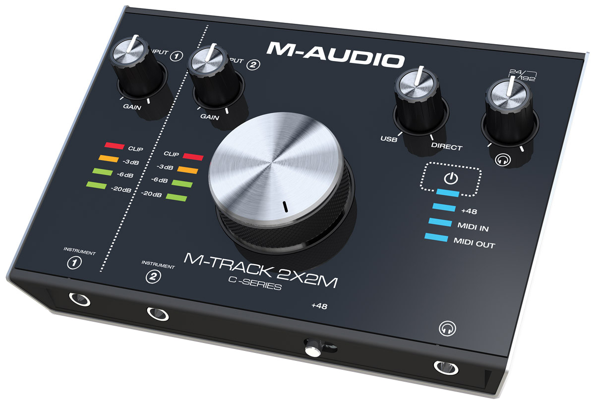 M-Audio M-Track 2X2M, Black аудиоинтерфейсM-Track 2X2M M-Audio M-Track 2X2M, Black аудиоинтерфейсM-Track 2X2MM-Audio M-Track 2X2M — качественный 24-битный звуковой интерфейс из обновлённой линейки M-Track, продемонстрированной на выставке NAMM Show 2016 (там новинка фигурировала под названием M-Track 22). Как и младшая модель M-Track 2X2, это устройство выполнено в прочном металлическом корпусе, оснащено портом USB-C для подключения к Mac или PC, имеет два входных и два выходных канала, может работать в режиме 24 бит/192 кГц и получает питание по шине USB. Но при этом оно имеет большее количество физических входов (два инструментальных и два микрофонных/линейных), а также располагает стандартным входом и выходом MIDI.Высококачественные предусилители24-битное разрешение с частотой дискретизации 192 кГцПрочный металлический корпусЛегкий и компактныйФункция прямого мониторинга2 регулятора гейна48 В переключаемое фантомное питание