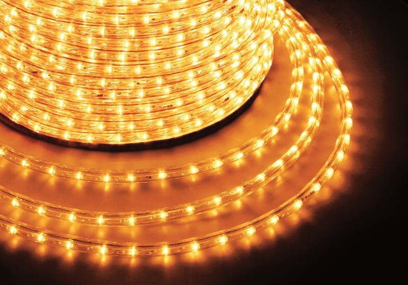 Дюралайт светодиодный Neon-Night, постоянное свечение, 2W, цвет: желтый, бухта 100 м121-121-6 Дюралайт светодиодный Neon-Night, постоянное свечение, 2W, цвет: желтый, бухта 100 м121-121-6Дюралайт-гибкий световой шнур выполненный из ПВХ трубки с токопроводящими жилами и светодиодами внутри. Используется для декоративной и архитектурной подсветки объектов. Шнур с 2-мя проводами внутри называется фиксинг, такой дюралайт используется в режиме постоянного свечения. Дюралайт с 3-мя и более жилами питания называется чейзинг, светодиоды в чейзинге подключены поочередно к разным жилам, при использовании контроллера это позволяет создавать эффект бегущей волны из поочередно загорающихся светодиодов(режим свечения с динамикой). Дюралайт поставляется в бухтах длинами до 100м, в зависимости от модификации дюралайта модуль резки может составлять от 1 до 6 метров, следуя несложной инструкции потребитель легко может отрезать и подключить отрезок дюралайта нужной ему длины. Каждая бухта уже укомплектована 1 шнуром для подключения, максимальная подключаемая длина 100м. дополнительные шнуры можно приобрести отдельно. Температурный диапазон использования от -40 до +50 С, монтаж при...