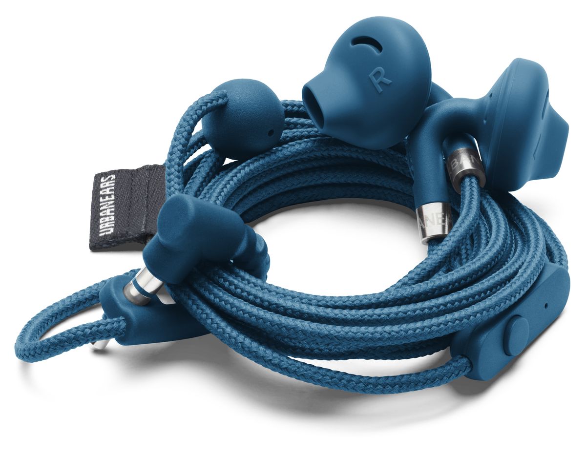 Urbanears Sumpan, Indigo наушники15118530 Urbanears Sumpan, Indigo наушники15118530Urbanears Sumpan - это лёгкие наушники-вкладыши, которые могут похвастать красочными цветами, удобной конструкцией для прослушивания на ходу, а также такими необычными особенностями, как зацепление правого и левого наушника позади шеи (для ношения устройства при выключенном плеере) и съёмные амбушюры, которые легко мыть. Sumpan выполнены в форме крючков, что позволяет легко сцеплять правый и левый наушники. Отличное решение, чтобы повесить наушники на шею, когда мы их не слушаем. И при этом хотим быстро их найти и продолжать наслаждаться музыкой, в любой момент, когда захотим. Патентованная система CableLoop позволяет скрутить провод для удобного и безопасного хранения наушников. Больше не потребуется тратить время на распутывание непослушного кабеля - чётко и быстро вы приведёте наушники в состояние готовности номер один! Сегодня большинство плееров являются также и телефонами. Поэтому наушники Urbanears Sumpan имеют микрофон и пульт...