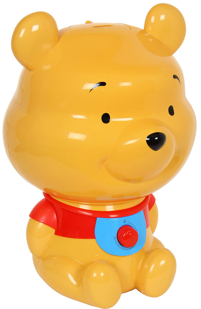 Ballu UHB-270 Winnie Pooh увлажнитель воздухаНС-1075711 Ballu UHB-270 Winnie Pooh увлажнитель воздухаНС-1075711Увлажнитель воздуха Ballu UHB-270 Winnie Pooh знакомит малышей с другим всемирно известным, всеми любимым и никогда не стареющим персонажем - Медвежонком Винни. Этот прибор подарит множество радостных моментов детям и их родителям, сохранит здоровый микроклимат и будет поддерживать оптимальный уровень влажности в доме. В отопительный период влажность воздуха в помещениях существенно ниже нормы (40-60%). Сухой воздух способствует распространению вирусных заболеваний (ОРВИ) у детей и взрослых, приводит к повышению утомляемости и нарушению сна. Сухой воздух сушит слизистые и может стать причиной рези в глазах и головной боли. Для создания и поддержания комфортного микроклимата применяются увлажнители воздуха. Индикация низкого уровня воды Регулировка интенсивности увлажнения Складная ручка для переноски резервуара