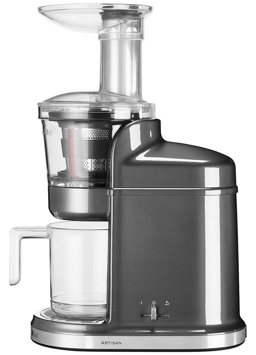 KitchenAid 5KVJ0111EMS соковыжималка5KVJ0111EMS KitchenAid 5KVJ0111EMS соковыжималка5KVJ0111EMSKitchenAid Artisan 5KVJ0111E - соковыжималка шнекового типа. Она мгновенно приступит к отжиму витаминного сока, если вы нажмете всего одну кнопку. Прибор отжимает плоды дважды, таким образом, не теряется ни капли драгоценной витаминной жидкости. Сок овощей и фруктов извлекается почти на 100%. При этом он сохраняет натуральный вкус, естественный цвет и всю витаминность первичного продукта. Желоб этой соковыжималки широк и позволяет опустить в него плоды почти любого размера, формы и даже листья! Теперь вам не нужно мелко разрезать овощи и фрукты: достаточно их помыть и загрузить внутрь специального загрузочного отверстия.