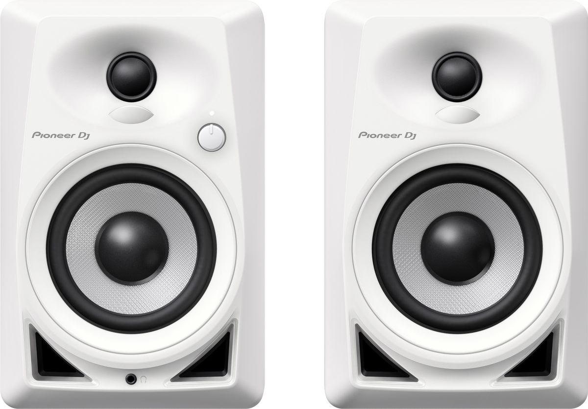 Pioneer DM-40-W активная акустическая система (пара)406011 Pioneer DM-40-W активная акустическая система (пара)406011Компактные мониторы Pioneer DM-40 построены с использованием высококачественных компонентов от дочернего бренда Pioneer Pro Audio - TAD. Так же, в новой модели применены технологии из профессиональных DJ мониторов серии S-DJ X, например, фронтальная система Bass Reflex, благодаря которой бас становится упругим и ощутимым. Мягкие купольные твиттеры с выпуклыми диффузорами DECO воспроизводят стереозвук с 3D эффектом и широкой зоной комфортного прослушивания; благодаря чему звучание будет чистым и энергичным, независимо от того, сидите ли вы за производством трека, стоите ли вы за вертушками, или просто слушаете музыку со смартфона. Мониторы Pioneer DM-40 станут универсальным домашним комплектом, с простым подключением к диджейскому набору или рабочей станции с помощью входов RCA или стерео миниджека. Фронтальная система bass reflex обеспечивает богатство низких частот. 4-дюймовые НЧ драйверы из стекловолокна работают в режиме фронтального прямого...