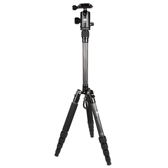 Sirui T-025X+C-10KS, Black штативT-025X+C-10KS Sirui T-025X+C-10KS, Black штативT-025X+C-10KSВпечатляющий штатив Sirui T-025X+C-10KS был специально разработан для нужд сегодняшнего дня! Для съемки с помощью цифровых камер, цифровых зеркальных камер и компактных видеокамер.Штатив Sirui T-025X - это блестящий, яркий внешний вид, что делает его похожим на произведение искусства! Для него всегда найдется место в вашей сумке или рюкзаке! Штатив идеален для большинства съемочных ситуаций, его высота более чем 130 см (51,4 дюйма) при весе 700 граммов.Так же как и профессиональная линия штативов Sirui, здесь нет компромиссов в области качества. Все детали из алюминиевого сплава формуются при высокой температуре для максимальной прочности, а специальная процедура анодирования поверхности Sirui обеспечивает превосходную защиту от износа и коррозии.Штативная головка C-10KS является высококачественной шаровой головкой, которая идеально дополняет штатив. Шаровая головка имеет цветную анодированного поверхность, соответствующую цвету штатива, обеспечивая при этом превосходную устойчивость к царапинам и коррозии.