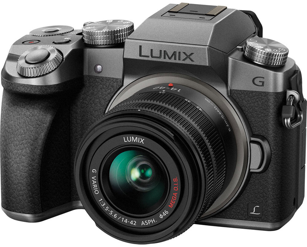 Panasonic Lumix DMC-G7 Kit 14-42mm, Silver цифровая фотокамераDMC-G7KEE-S Panasonic Lumix DMC-G7 Kit 14-42mm, Silver цифровая фотокамераDMC-G7KEE-SСохраняйте драгоценные моменты в захватывающем дух качестве на видеозаписях с разрешением 4К. И запечатлейте особые моменты на фотоснимках с функцией 4К Фото. Гибридная камера Panasonic Lumix DMC-G7 с разрешением 4К навсегда сохранит их совершенство. Не важно, смотрите ли вы фильмы или обрабатываете видео, формат 4К оставляет намного более глубокие впечатления от просмотра, чем когда-либо ранее. Фактическое разрешение 3840 х 2160 пикселей в четыре раза больше, чем в формате Full HD. благодаря чему достигается значительно больший уровень детализации. Даже если вы конвертируете видео, снятое в разрешении 4К в Full HD для просмотра на телевизоре, оно будут иметь более четкую и резкую картинку, чем если бы было снято в разрешении Full HD. Используя высокое разрешение 4К, Panasonic LUMIX G7 представляет новую функцию 4K Фото, которая позволит извлекать отдельные кадры из видеоряда (снятого на скорости 25 кадров в секунду), чтобы поймать те волшебные моменты, которые...
