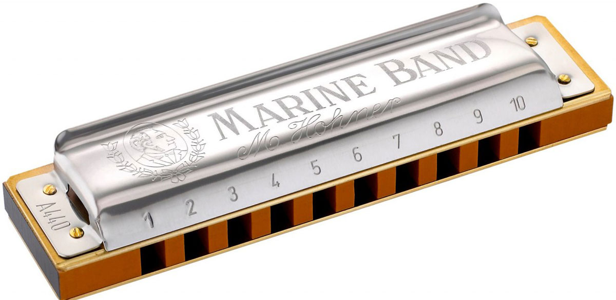 Hohner Marine Band 1896/20 A (M1896106X) губная гармошкаDNT-16499 Hohner Marine Band 1896/20 A (M1896106X) губная гармошкаDNT-16499Hohner Marine Band Classic 1896/20 - это традиционная блюзовая гармошка, появившаяся больше века назад. Корпус, выполненный из груши, медные язычки, прикрепленные гвоздиками, никелированная накладка специальной формы и открытая стенка придают гармошке теплое, по-настоящему блюзовое звучание. Латунные платы крепятся большим количеством гвоздей, язычки оптимальны по габаритам - достаточно длинные и узкие, это придает им высокую чувствительность и подвижность, тембр с характерной хрипотцой. 20 язычков Количество отверстий: 10 Платы: медь (0,9 мм) Корпус: Дерево груша (pearwood) Тональность: А Длина: 10 см