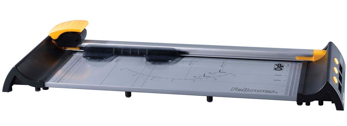 Fellowes Proton A3 резак дисковыйFS-54103 Fellowes Proton A3 резак дисковыйFS-54103Резак дисковый SafeCut™ Proton A3 идеален для работы с небольшим количеством материалов. Длина реза 455мм, стопа 1мм (10 листов 80г/м2). Инновационная система сменных/заменяемых картриджей - SafeCut™ Картридж. Помещенное в пластиковый картридж лезвие гарантирует полную безопасность для пользователя. Картридж освобождает лезвие только в момент резки. Основание со специальными слотами для хранения запасных или сменных картриджей. Комплектуется 1 ножом для прямой резки. Специальный механизм фиксирует режущий картридж на конечной позиции, что облегчает процесс транспортировки. .