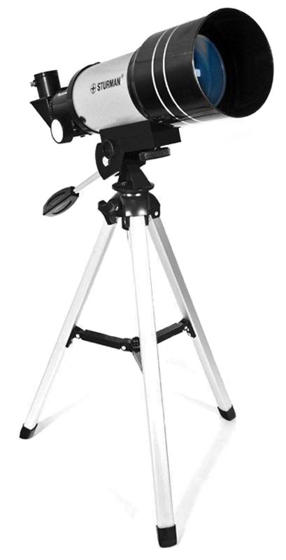 Sturman F30070М телескоп2709 Sturman F30070М телескоп2709Телескоп Sturman F30070M - прекрасный оптический инструмент для первого знакомства с удивительным миром астрономических наблюдений. Оптическая схема телескопа - ахроматический рефрактор с диаметром объектива 70 мм и фокусным расстоянием 300 мм.Максимальное полезное увеличение, которого можно добиться на этой модели телескопа составляет 175 крат. При использовании штатных аксессуаров, например Линзы Барлоу Зх совместно с окуляром 6мм вы получите увеличение 150х, чего будет достаточно не только для наблюдений за планетами Солнечной системы, но также и за объектами сверхдальнего космоса.Телескоп установлен на альт-азимутальной монтировке, которая не требует настройки перед наблюдениями и чрезвычайно проста в использовании. Монтировка имеет удлиненную ручку управления, с помощью которой вы сможете без труда навести свой телескоп на интересующий вас объект. Следует отметить, что Sturman F30070M также можно использовать и в качестве мощной подзорной трубы, наблюдая за городскими пейзажами или природными ландшафтами. Компактные размеры прибора позволят вам отправиться с телескопом за город и насладиться прекрасными видами не только ночного неба, но и дикой природы.Внимание! Запрещается наводить телескоп на Солнце без специального апертурного фильтра, а также на источники яркого освещения, лазерного и ультрафиолетового излучения. Это может вызвать непоправимые повреждения зрения.