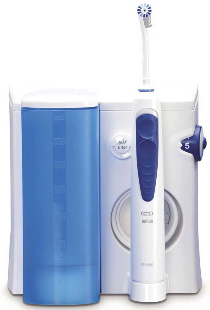Ирригатор Oral-B Professional Care Oxyjet4210201378617 Ирригатор Oral-B Professional Care Oxyjet4210201378617Профессиональное оборудование для чистки полости рта у вас в ванной! Ирригатор – это гидромассажер для очищения полости рта струей воды, который позволяет качественно удалять остатки пищи из межзубного пространства, а также бережно массировать дёсны и слизистую полости рта. Зачастую труднодоступные участки и межзубное пространство, составляющие большую часть полости рта, остаются плохо очищенными. Это влечёт за собой не только появление неприятного запаха изо рта, изменения цвета эмали, но и более серьезные проблемы. Применение для гигиенты полости рта ирригатора Oral-B Professional Care OxyJet помогает максимально эффективно проводить профилактику возможных проблем. Комплектация: ирригатор Oral-B Oxyjet (1 шт.), насадка для ирригатора (4 шт.), зарядное устройство с подставкой и контейнером для канюлей (1 шт.) * Легко использовать. * Процентное соотношение воды и воздуха в ирригаторах OxyJet 95:5 соответственно. Микропузырьки в струе воды...