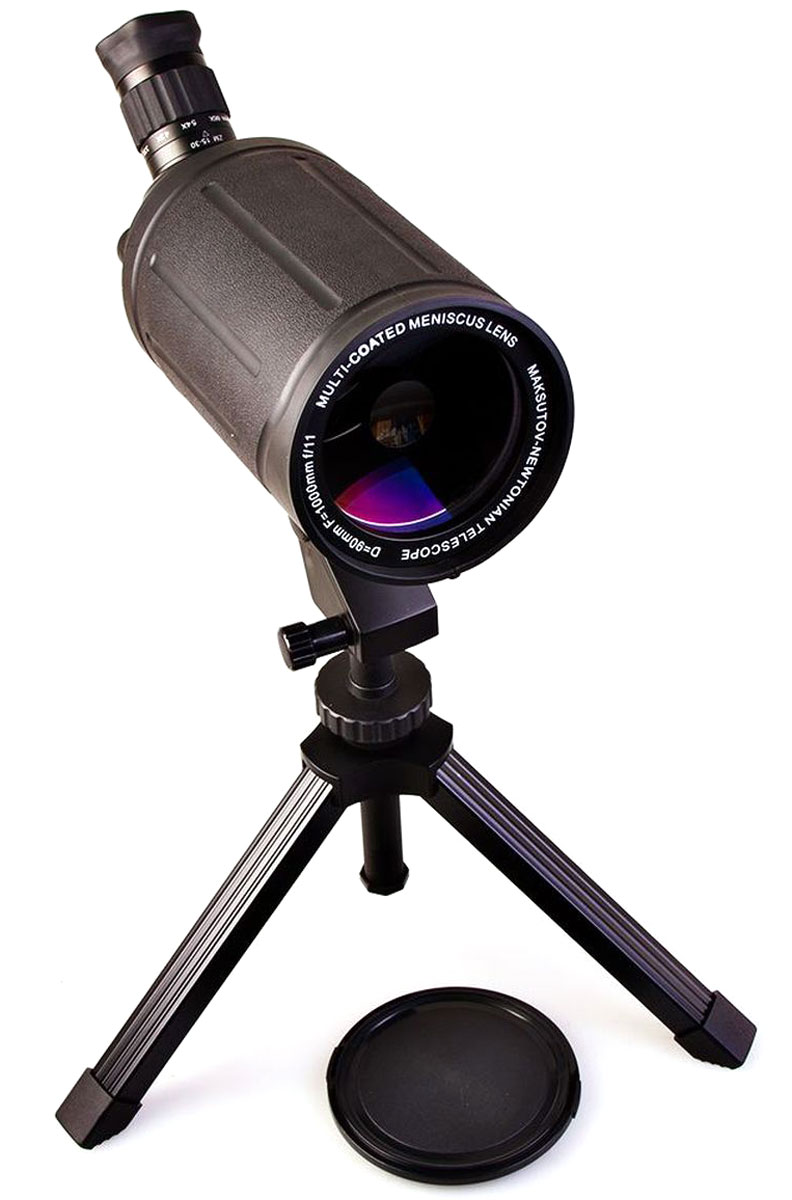 Veber MAK 1000х90, Black телескоп подзорный21165 Veber MAK 1000х90, Black телескоп подзорный21165Телескоп подзорный Veber MAK 1000х90 имеет зеркально-линзовую конструкцию, построенную по классической схеме Максутова-Кассегрена. Эта зрительная труба и светосильная (диаметр 90 мм, она собирает на 65% света больше, чем аналогичные с диаметром 70 мм) и удивительно компактная (ее длина всего 300 мм). Влагозащищенное исполнение. Металлический прямой корпус покрыт толстой нескользящей резиной.Изображение четкое, резкое без окрашенности по краям. При зуммировании, для сохранения резкости, требуется легкая подфокусировка — совершенно необременительная для наблюдателя.Очень удобная система фокусировки. Барабанчик (расположен справа от окуляра), имеет два положения: 1- Выдвинут (для точной фокусировки на выбранный объект), 2- Задвинут (для быстрой фокусировки на выбранный объект), 3- Промежуточное положение (с трещоткой) — фокусировка исключена для предотвращения риска случайно сбить настройку.Все механические части окуляра, как и корпус, изготовлены из анодированного алюминия, вся оптика имеет многослойное просветление. Здесь же на окуляре расположено кольцо зуммирования (вращается плавно, с дозированным усилием) — доступно плавное увеличение трубы от 33х до 66х. Ближняя точка фокусировки 5 метров (при увеличении 33х). Заворачивающийся наглазник удобен при наблюдении в простых или солнцезащитных очках.В комплекте идет адаптер. Штатный ZOOM окуляр снимается (рифленое поворотное кольцо находится у основания окуляра), наворачивается адаптер. Теперь вы можете установить любой штатный окуляр от телескопа диаметром 1,25 (приобретается отдельно). Ваша зрительная труба превращается в полноценный телескоп!В комплекте поставляется настольный демонстрационный штатив. Он имеет механизм плавных подвижек по вертикали и по горизонтали — с помощью вращающихся рукояток. Так как крепление трубы осуществляется с помощью винта 1/4, при необходимости можно использовать любой фотоштатив.